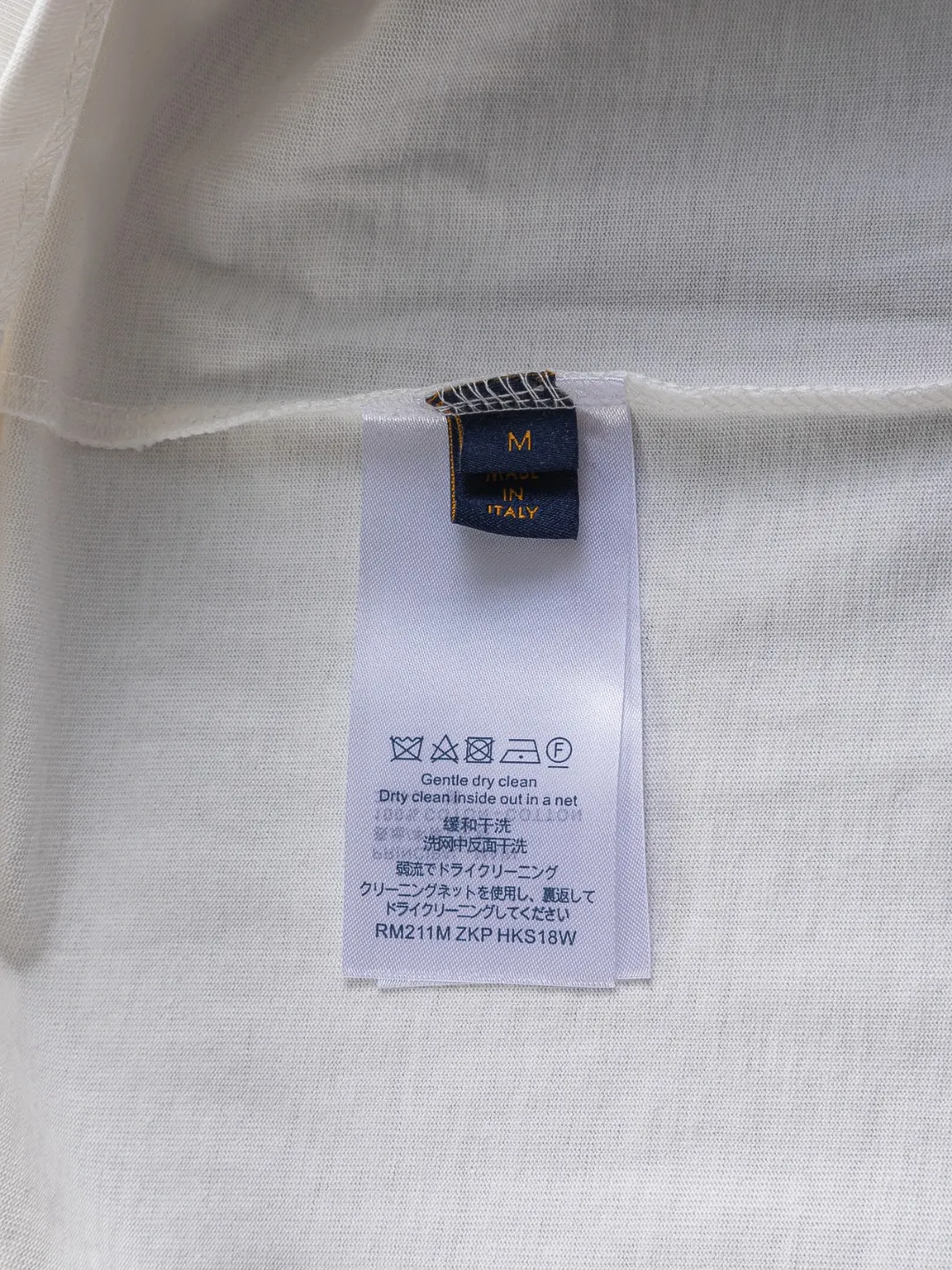 🅿️190 Louis Vuitton 1V micro-wide version S-Xl LV 25ss new product counters are on the shelves at the same time. Colorful purple letter design embroidery. Letter embroidery round neck short-sleeved T-shirt, same style for men and women! Synchronized with the official website, pure cotton fabrics at the counter! It is close to the skin and comfortable, durable and easy to wear. It has a classic and simple logo design and meticulous original craftsmanship. Short-sleeves, a must-have item for men, do not appear to be the same for the general public, but must be unique and eye-catching. This LV short-sleeve is all about quality, comfort, the same shape and fashion as always, including fabrics and cutting techniques. All of them have been made with great effort! 320 grams of washed pure cotton fabric, pure cotton is breathable, very refreshing and comfortable for daily wear. The rib knitting on the neckline is smooth and tight, and the neckline will not be skewed if you toss it at will. The loose version, you will find that it looks really good on the upper body. The overall is minimalist and neat, super versatile for daily use! Pair it casually with a pair of pants for a youthful look. A T-shirt will make your outfit crazy. It is a fashionable item that can never go wrong! Black, white, size: S-XL Size chart: S: Shoulder width 50-Bust 54-Length 70 M: Shoulder width 52-Bust 56.5-Length 72 L: Shoulder width 54-Bust 59-Length 74 XL: Shoulder width 56-Bust 61.5-Length 76